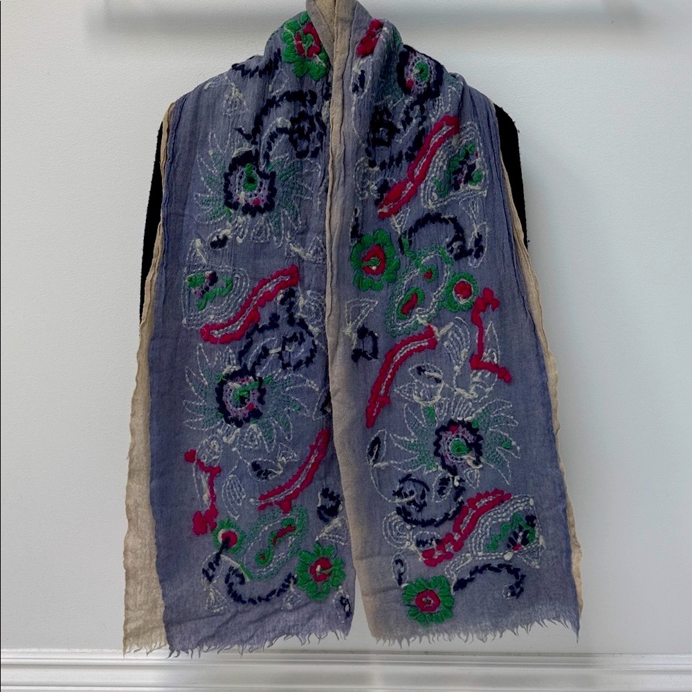 Floral Patterned wool Scarf - Picture 3 of 3
